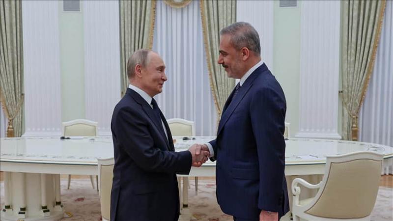 Глава Міністерства закордонних справ Туреччини зустрівся в Москві з Путіним для обговорення ситуації в Україні.