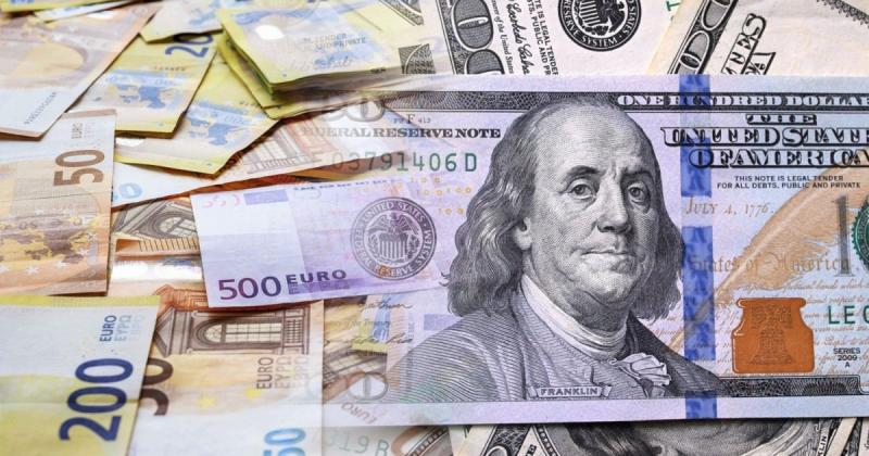 Євро зазнає значного падіння: чи слід українцям терміново переходити на долари?