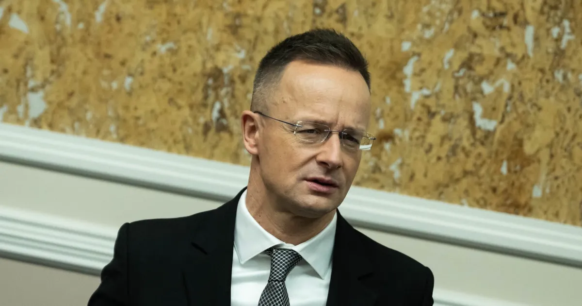 Орбан і Сійярто продовжують підтримувати ділові зв'язки: міністр вирушає до Москви з великим бізнесовим делегацією.