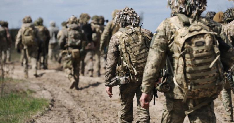 За словами Зеленського, Україні буде важко самостійно забезпечити фінансування армії, що налічує 800 тисяч військовослужбовців, після завершення війни.