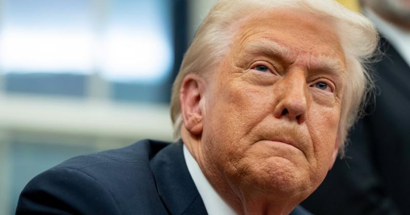 Адміністрація Трампа готується до безпрецедентного підвищення цін на нафту внаслідок конфлікту з Іраном, повідомляє видання Politico.