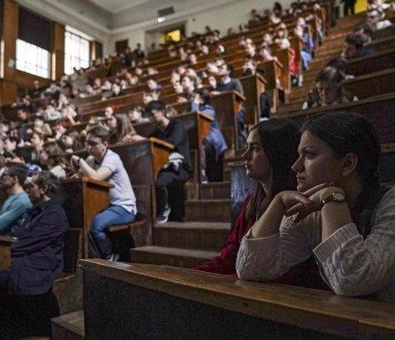 Гранти для навчання: Міносвіти роз’яснило, хто з контрактних студентів отримає компенсацію за оплату.