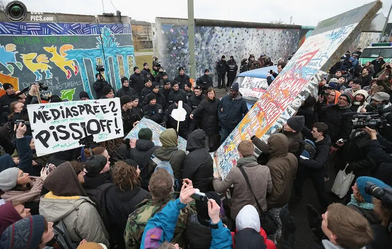 У Берліні з великим розмахом відзначили тридцять п'яту річницю з моменту падіння Берлінського муру.