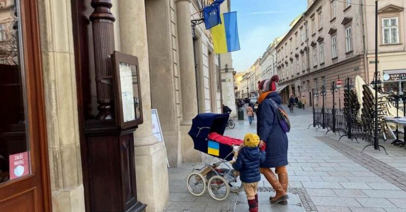Яким чином українці сприяють розвитку польської економіки та які виклики в Польщі вони допомагають долати?