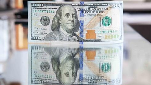 Долар США невеликою мірою зміцнюється відносно ключових валют.