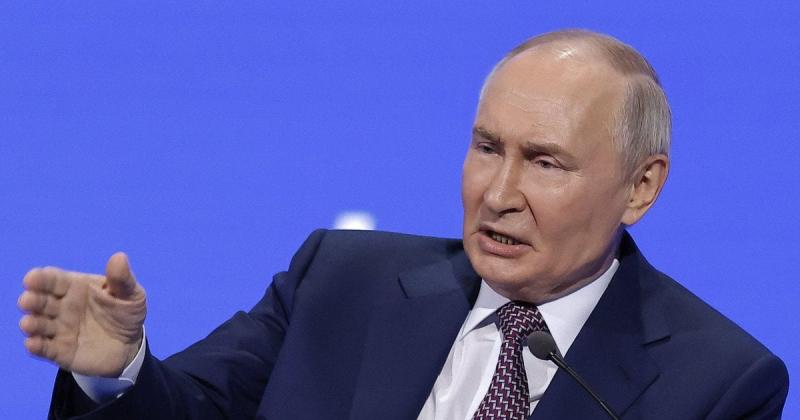 Американські розвідувальні служби стверджують, що Володимир Путін почав коригувати свої стратегічні цілі у війні проти України, повідомляє CNN.