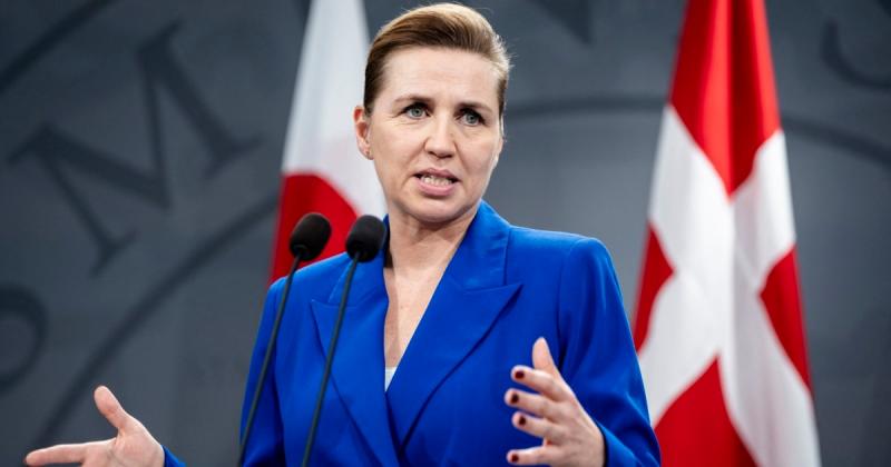 Прем'єр-міністр Данії прокоментувала призупинку певних постачань зброї зі США, зазначивши, що це є істотним кроком назад для України, Європи та НАТО.