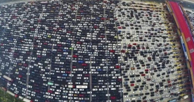Найпродовженіший автомобільний затор в історії: у Китаї транспортні засоби застрягли майже на два тижні.