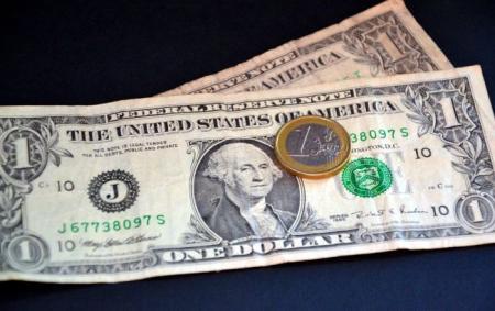 Долар досяг місячного піку у порівнянні з іншими валютами світу на фоні тарифів, введених Трампом.