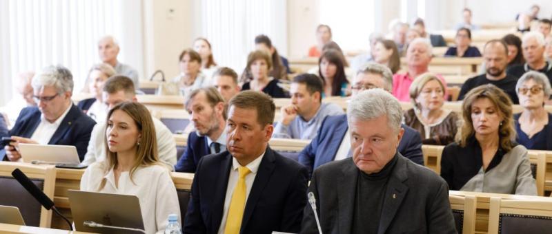 Порошенко в Верховному Суді: за неправомірні санкції проти мене довелося заплатити посадою прем'єра.
