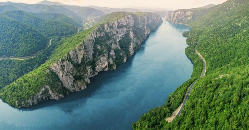 Найбільш міжнародна ріка на планеті: утворила неповторний 