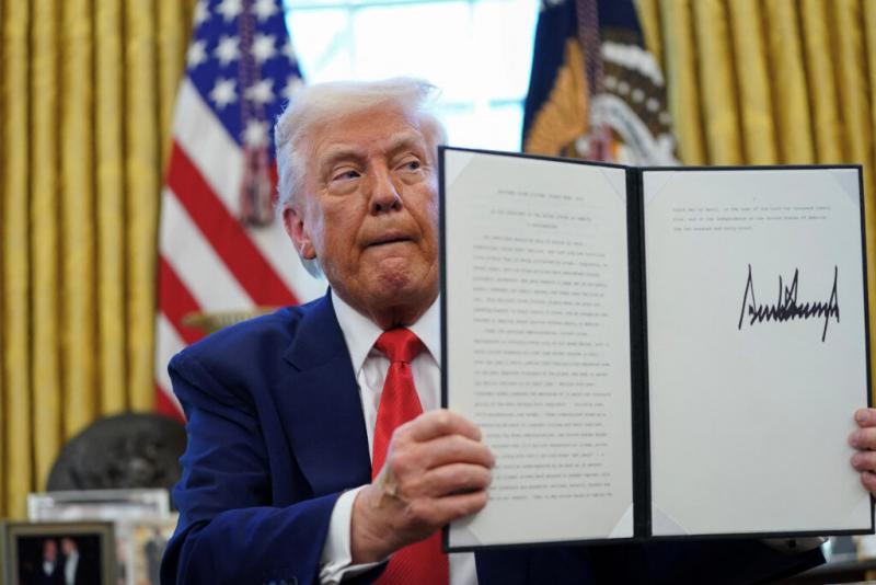 Трамп став першим президентом США, який підписав законодавчий акт щодо криптовалют: які наслідки це матиме та як вплине на глобальну економіку.