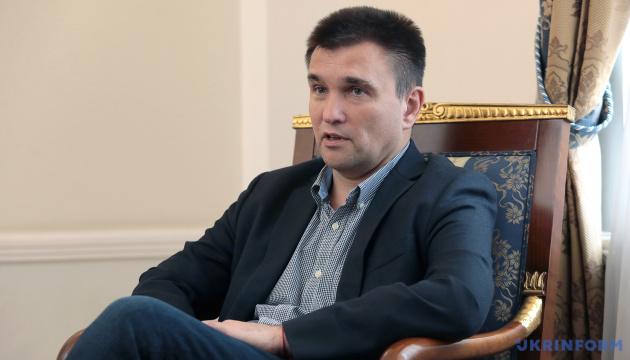 Після 8 серпня Трамп буде змушений вжити заходів, зокрема, можливо, запровадивши сигнальні санкції проти союзників Росії, вважає Клімкін.
