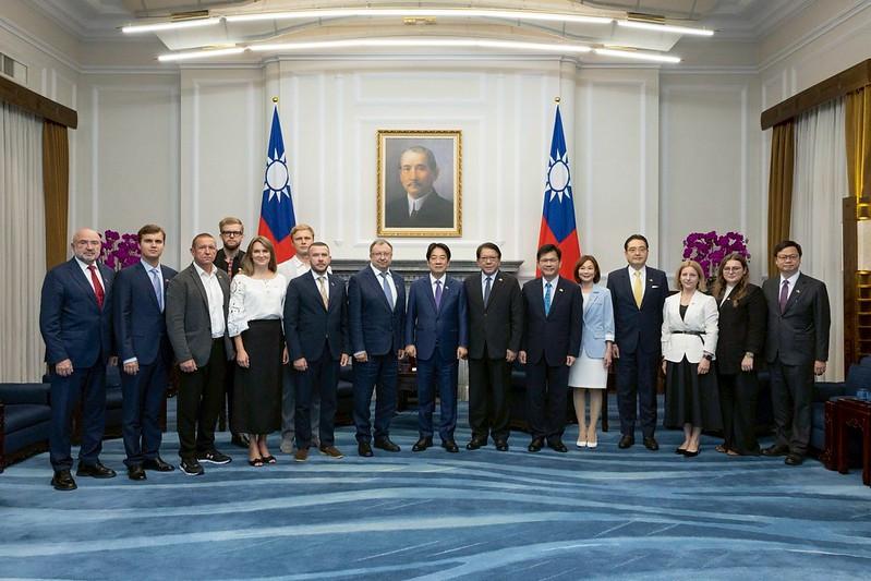 Тайвань зустрічає українську парламентську делегацію вперше за два десятиліття.