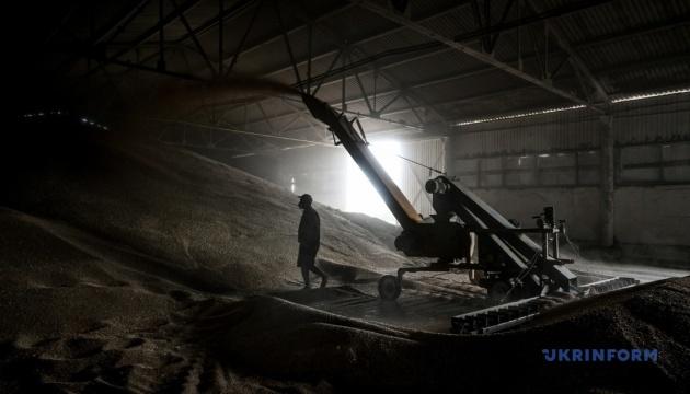 Аграрії України зібрали вже близько 20 мільйонів тонн зернових і зернобобових культур.
