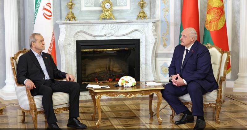 Лукашенко оголосив про укладення угоди про співпрацю з Іраном та висловив підтримку його праву на розвиток ядерної програми.