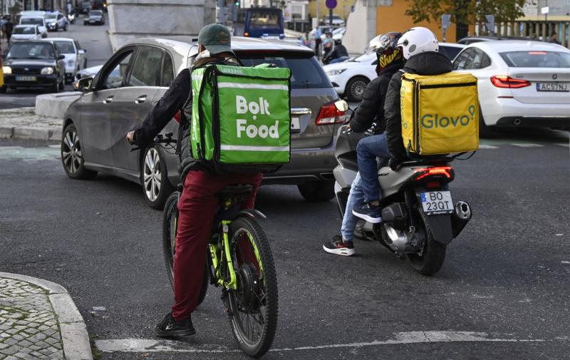 Уряд затвердив нові податкові норми для доходів від Uber, Glovo та інших сервісів: які зміни нас чекають?