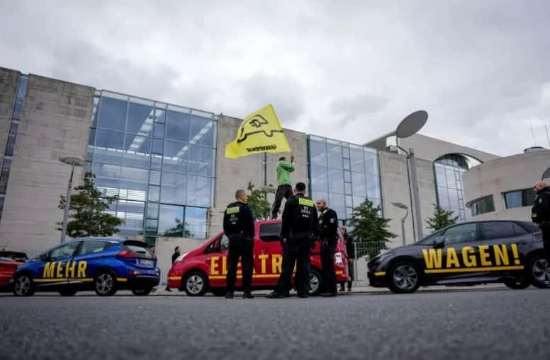 У Берліні екологічні активісти організували акцію протесту біля офісу Мерца.