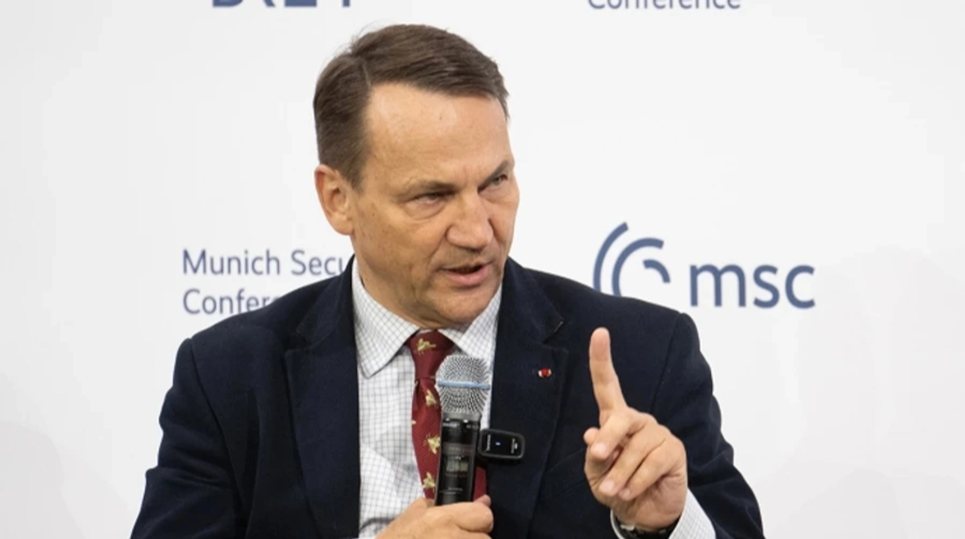 Сікорський висловлює думку, що врегулювання війни в Україні є менш складним завданням, ніж мирне вирішення конфліктів на Близькому Сході.