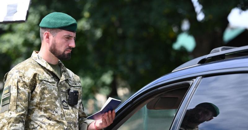 Яка кількість українців у віці 18-22 років може виїхати за межі країни та які наслідки це матиме для економіки – прогноз Національного банку України.