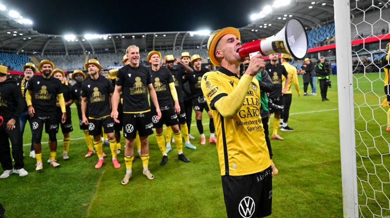 Новий чемпіон Швеції виступає за команду з маленького села. Його наставник — директор місцевої школи, скаутом працює листоноша, а за доглядом за газоном стежать пенсіонери.