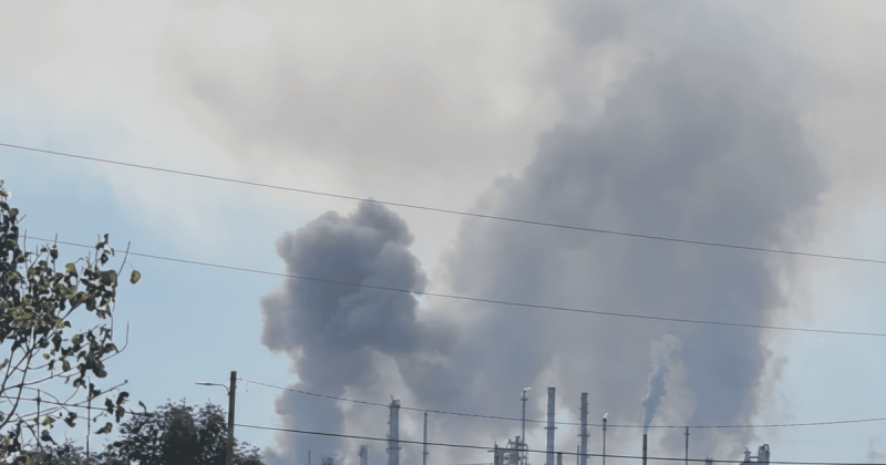 Темне небо над урбаністичним ландшафтом: на одному з великих нафтопереробних заводів у США стався сильний вибух, є жертви.