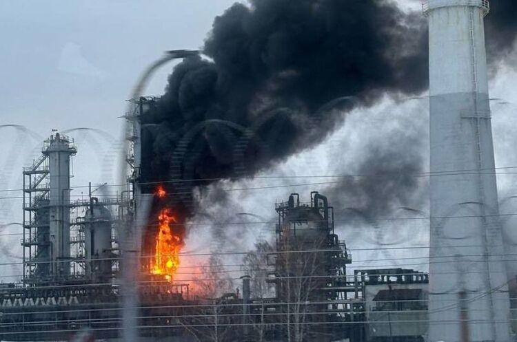 У статті NYT зазначається, що українські безпілотники націлюються на нафтопереробні заводи в Росії з метою завдати шкоди країні.