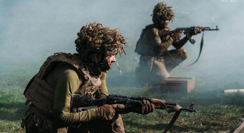 Україна активно готує своє населення та економічну систему до тривалої конфронтації з Росією, повідомляє Reuters.