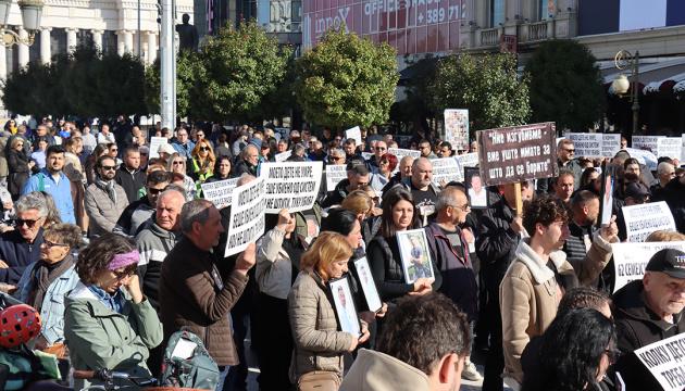 У Північній Македонії тисячі людей вийшли на вулиці, вимагаючи справедливості для тих, хто постраждав від трагедії в нічному клубі.