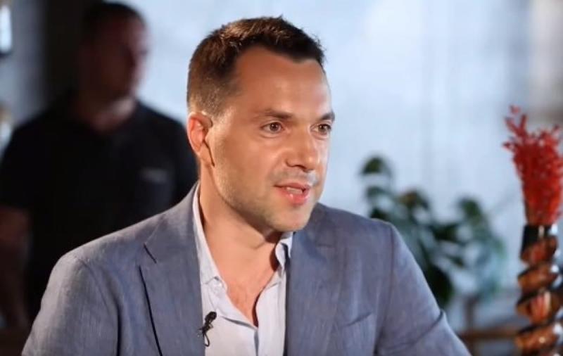 Україні може загрожувати серйозна капітуляція: Арестович вразив новими передбаченнями.