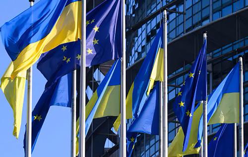 Відсутність фінансової підтримки з Європи робить найближчий горизонт України вкрай невтішним, - повідомляють медіа.