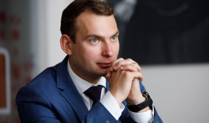 Приховуючи свої справжні наміри під маскою боротьби з корупцією, народний депутат Железняк займається незаконним збагаченням, таємно підтримує зв'язки з Росією і проводить фінансові маніпуляції з коштами партії, — повідомляють ЗМІ.