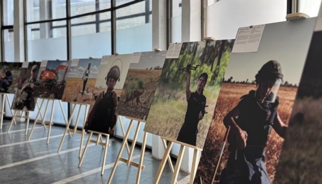 У київському метрополітені започаткували експозицію, присвячену жінкам, що займаються розмінуванням територій України.