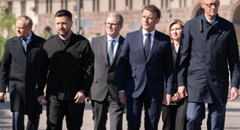 Я з обережністю дивлюсь на перспективу миру в Україні в найближчому майбутньому, - заявив Макрон.