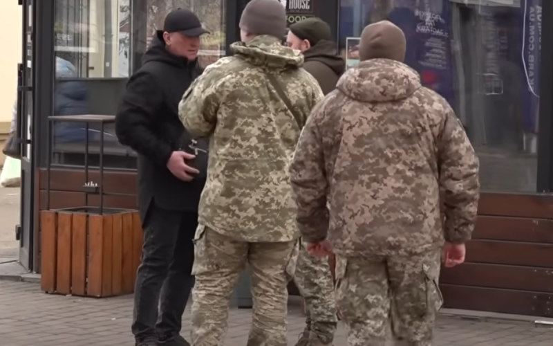 Ухилянтів будуть виявляти через роботодавців: адвокат пояснила, які зміни чекають на мобілізацію.