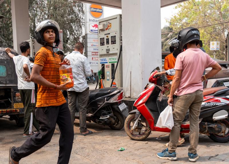 Перехід на віддалений режим роботи. Світ заощаджує паливо.
