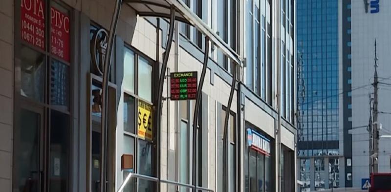 Долар може досягти позначки 50 гривень: валюта швидко дорожчає.