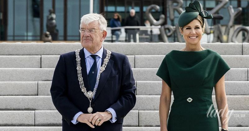 У сукні кольору смарагду та серйозках з аналогічними камінням: королева Максима урочисто відкрила відновлений бульвар.