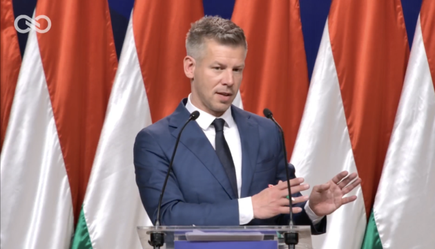 Мадяр висловлює підтримку угоди про виділення €90 мільярдів кредиту, однак виступає проти швидкого приєднання України до Європейського Союзу.