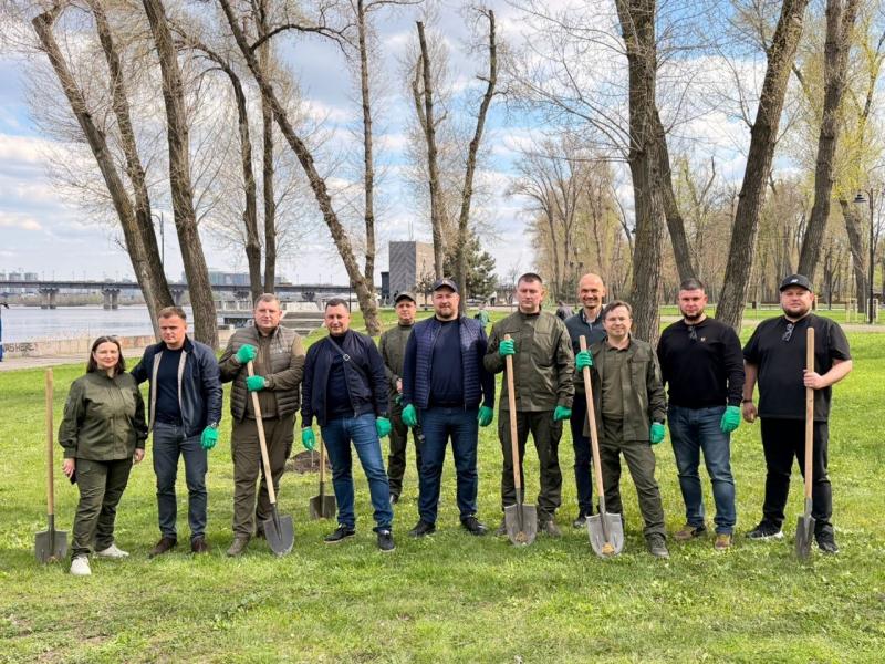 У Київському Печерському районі було проведено висадку 27 дубів Шевченка.