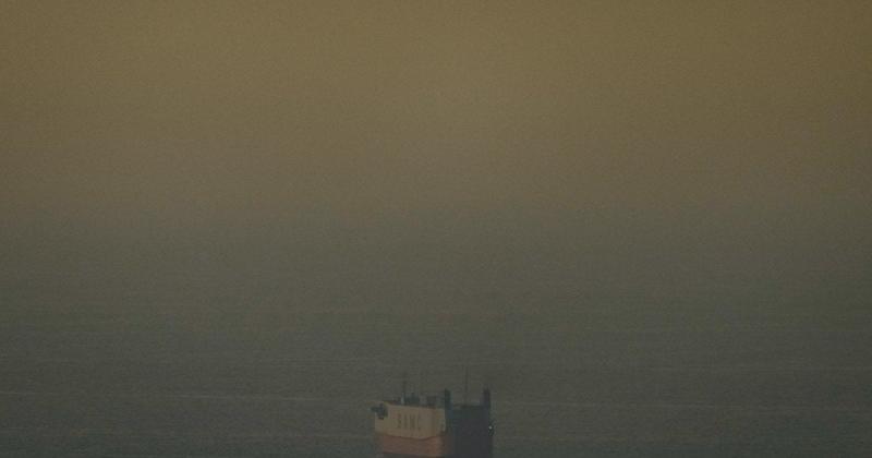 Ормузька протока знову зазнала блокади: Іран відкрив вогонь по кораблях.