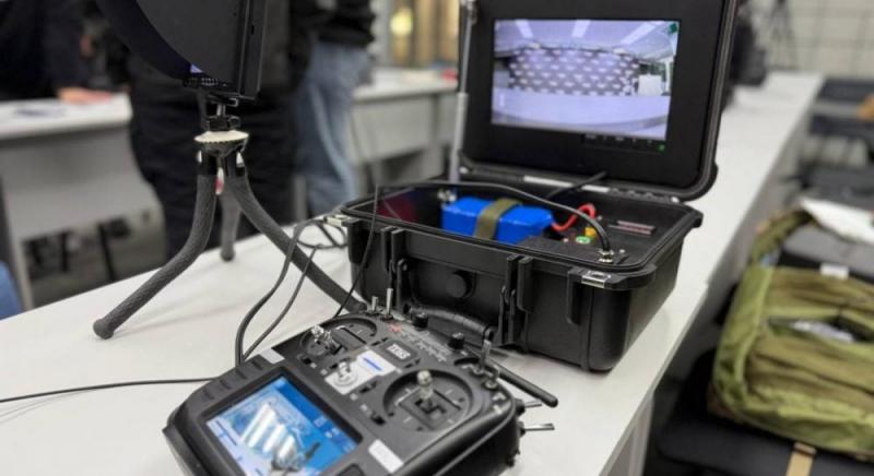 В Україні вперше реалізують наземну станцію для дронів, що працюють на оптоволоконних технологіях, повідомляє Міністерство оборони.