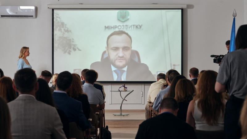 У Києві запустили Школу міст і громад, яка має на меті об'єднати лідерів для відновлення та розвитку України.