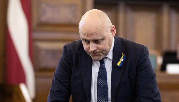Латвійський прем'єр заявив, що Росія повинна компенсувати витрати на війну проти України за рахунок своїх заморожених активів.
