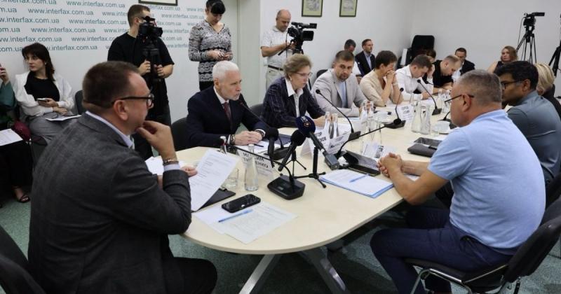 Від медикаментів до збільшення мінімальної зарплати та пенсій: у Києві пройшла дискусія щодо ініціатив прифронтових територій -- Delo.ua