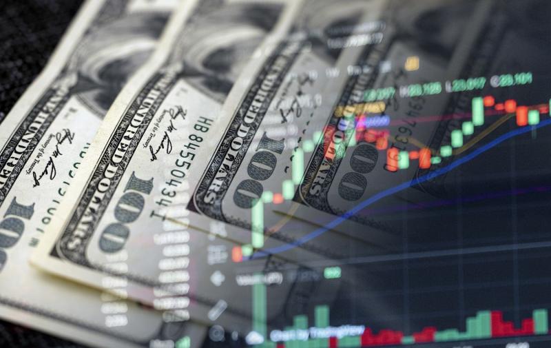 Прогнози щодо курсу долара та рівня заробітних плат у 2027 році: нові показники включено до бюджету.