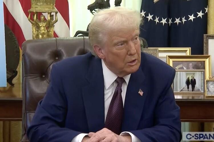 Трамп затвердив законодавство, що дозволяє запроваджувати санкції та стягувати мита у розмірі 100% з імпортерів російської нафти, повідомляє Reuters.