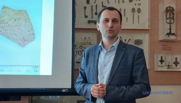 Римський керамічний піч та візантійська монета.