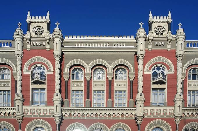 Гривня посилюється: Національний банк України зменшив курси долара та євро на 8 жовтня.